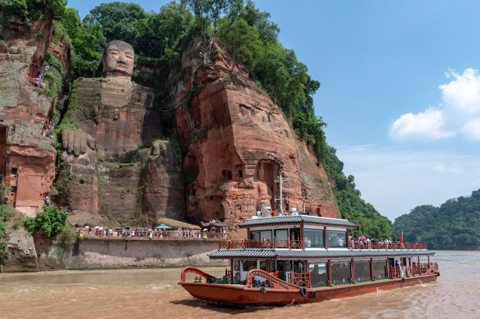 Chengdu Private Day Tour to the Leshan Giant Buddha and Huanglongxi Old Town