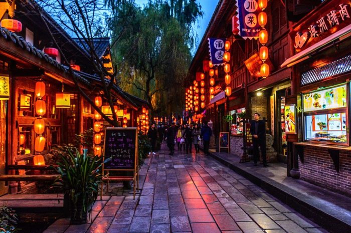 Chengdu by Night Tour with Hot Pot Dinner and Sichuan Opera Face Changing Show