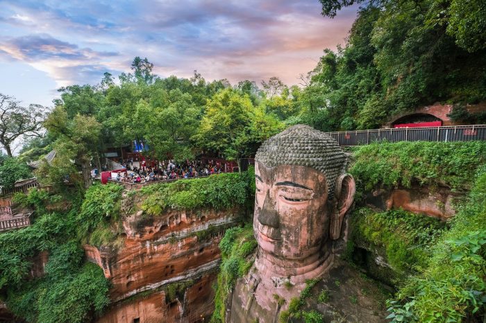 Chengdu Private Day Tour to the Leshan Giant Buddha with Lunch and Boat Ride